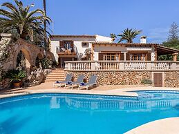 Villa in Son Servera With Beach & Pool