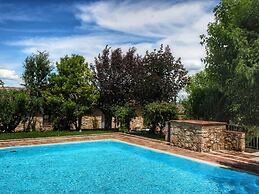 Sunny Apartment With Pool
