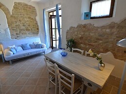 Cozy Couples Getaway w/ Wifi