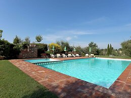 Modern Holiday Home With Pool