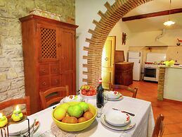 Charming Tuscan Farmhouse