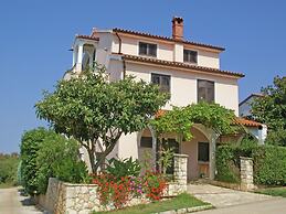 Relaxing Apartment in Banjole With Shared Pool