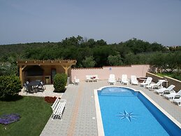 Relaxing Apartment in Banjole With Shared Pool