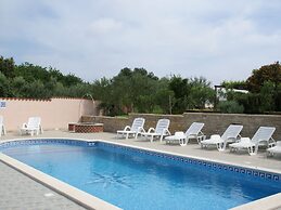 Relaxing Apartment in Banjole With Shared Pool