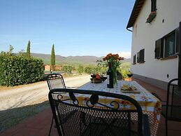Peaceful Pienza Garden Escape