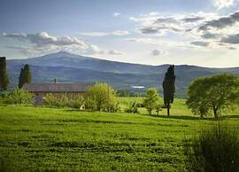 Peaceful Pienza Garden Escape