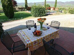 Peaceful Pienza Garden Escape