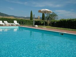 Peaceful Pienza Garden Escape