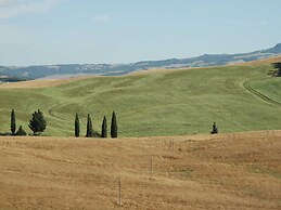 Peaceful Pienza Garden Escape