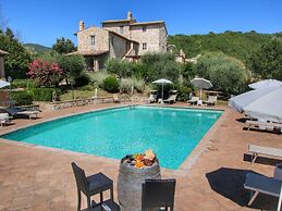 Rustic Getaway With Pool, Garden