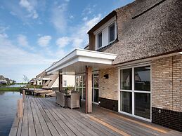 Spacious Villa With a Sauna, at the Tjeukemeer