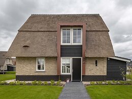 Villa With a Sauna in Tjeukemeer