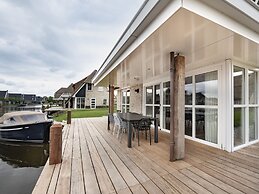 Villa With a Sauna in Tjeukemeer