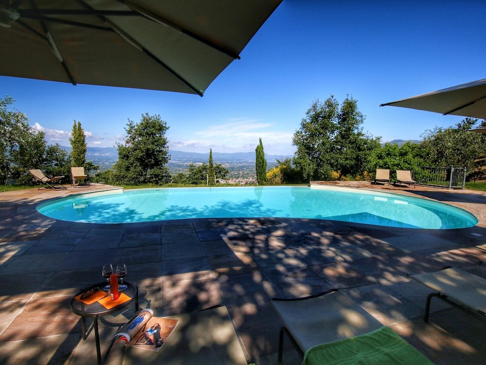 Farmhouse in Loro Ciuffenna With Pool