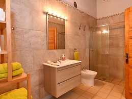 Authentic Holiday Home, Ground Floor Level, With Private Pool and Larg