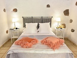 Authentic Holiday Home, Ground Floor Level, With Private Pool and Larg