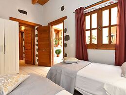 Authentic Holiday Home, Ground Floor Level, With Private Pool and Larg