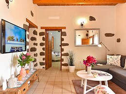 Authentic Holiday Home, Ground Floor Level, With Private Pool and Larg