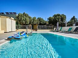 Authentic Holiday Home, Ground Floor Level, With Private Pool and Larg