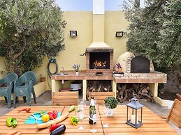 Authentic Holiday Home, Ground Floor Level, With Private Pool and Larg