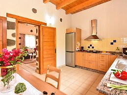 Authentic Holiday Home, Ground Floor Level, With Private Pool and Larg
