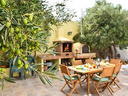 Authentic Holiday Home, Ground Floor Level, With Private Pool and Larg
