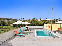 Authentic Holiday Home, Ground Floor Level, With Private Pool and Larg