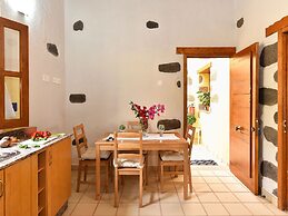 Authentic Holiday Home, Ground Floor Level, With Private Pool and Larg