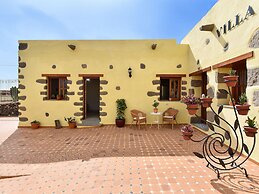 Authentic Holiday Home, Ground Floor Level, With Private Pool and Larg