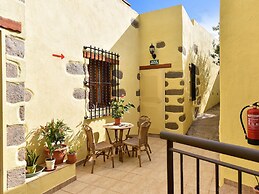 Authentic Holiday Home, Ground Floor Level, With Private Pool and Larg