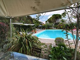 Pet-friendly Cottage With Pool