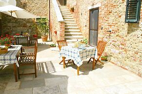 Farmhouse in Tuscany With Pool & Scenic Views