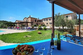 Farmhouse in Tuscany With Pool & Scenic Views
