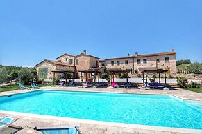 Farmhouse in Tuscany With Pool & Scenic Views
