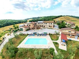 Farmhouse in Tuscany With Pool & Scenic Views
