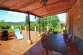 Scenic Tuscan Farmhouse