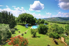 Scenic Tuscan Farmhouse
