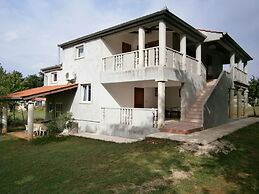 Modern Pool Apartment in Banjole