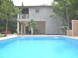 Modern Pool Apartment in Banjole