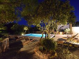 Island Escape With Pool