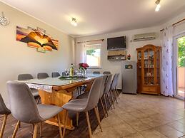 Villa in Peroj With Pool Near Beach