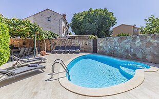 Villa in Peroj With Pool Near Beach