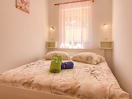 Villa in Peroj With Pool Near Beach
