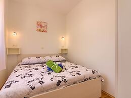 Villa in Peroj With Pool Near Beach