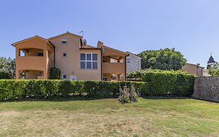 Villa in Peroj With Pool Near Beach