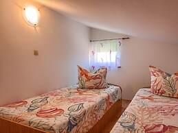 Villa in Peroj With Pool Near Beach