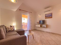 Villa in Peroj With Pool Near Beach