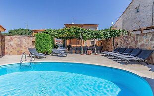 Villa in Peroj With Pool Near Beach