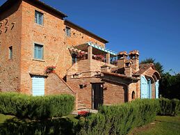 Villa in Cortona With Pool & Garden