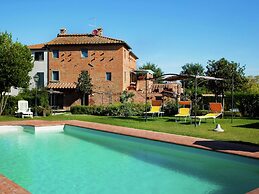 Villa in Cortona With Pool & Garden